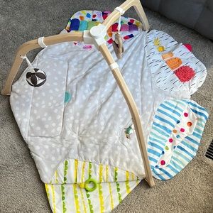 Lovevery tummy time mat in like new condition